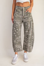 Load image into Gallery viewer, Paisley Printed Barrel Jeans