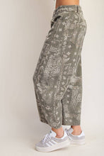 Load image into Gallery viewer, Paisley Printed Barrel Jeans