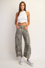 Load image into Gallery viewer, Paisley Printed Barrel Jeans