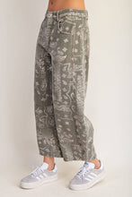 Load image into Gallery viewer, Paisley Printed Barrel Jeans