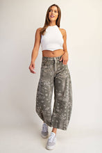 Load image into Gallery viewer, Paisley Printed Barrel Jeans