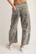 Load image into Gallery viewer, Paisley Printed Barrel Jeans