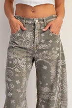 Load image into Gallery viewer, Paisley Printed Barrel Jeans