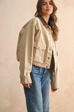 Load image into Gallery viewer, Contrasting Collar Utility Jacket