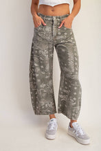 Load image into Gallery viewer, Paisley Printed Barrel Jeans